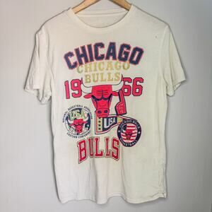 Vintage Chicago Bulls Graphic T-Shirt Off White Cream NBA 1966 Size M